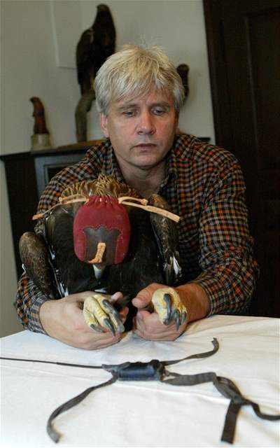 Ornitolog Petr Orel ze zchrann stanice v Bartoovicch na Novojinsku s orlem skalnm a vyslakou,kter jim je pipevovna