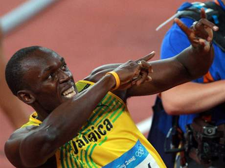 Usain Bolt a jeho slavná vítzná gesta. Pobaví i ostravské diváky?