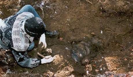 Tla Jiího Munzara a jeho 22leté pítelkyn nala policie zakopaná v lese na umpersku.