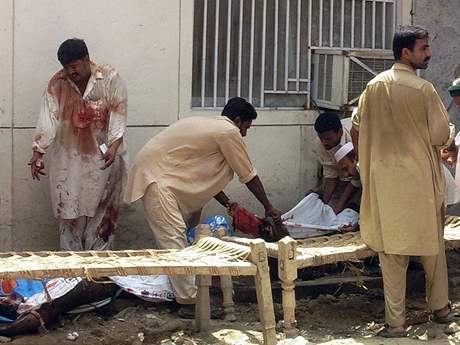 Sebevraedných útok v Pákistánu po nedávné klidnjí dob opt pibývá. Snímek z úterý 19. srpna je z útoku v nemocnici, pi kterém zemelo 27 lidí.
