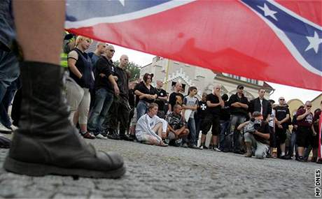 Čeští rasisti, stejně jako komunisti, by si zasloužili zákaz. Ilustrační foto