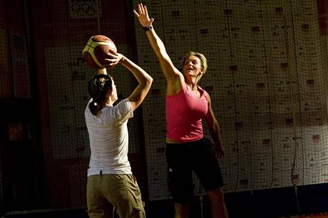 potáková hraje basketbal v eském olympijském dom
