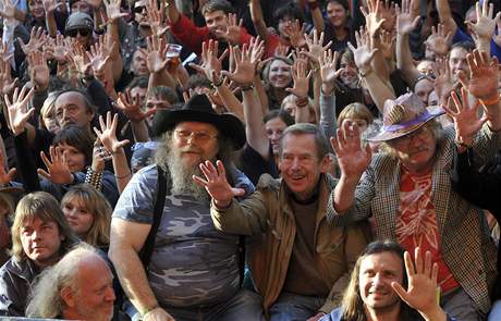 Trutnov 2008 - Vclav Havel a ptel pi pekonn rekordu v pozen nejvt skupinov fotografie v esku