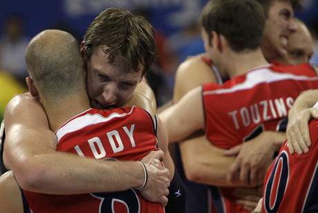 Američtí volejbalisté se radují z olympijského zlata