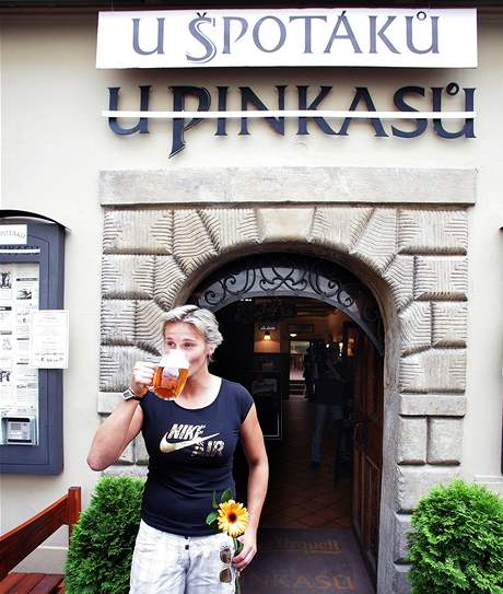 Barbora Špotáková před restaurací U Pinkasů