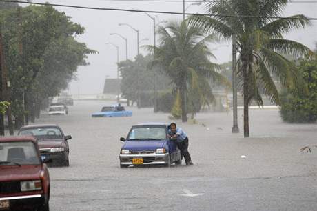 V kubánské metropoli Havan se tropická boue Gustav ji ohlásila. Pívalové det zpsobily lokální záplavy.
