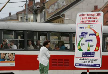 Jete linkou x5, vyzývá nová tabule na Mendlov námstí cestující