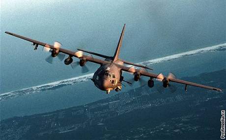 Letoun AC-130 me díky citlivým senzorm útoit i v noci. Ilustraní foto.