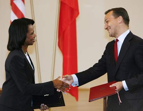 Vliv na zvolení nového generálního tajemníka budou mít pochopiteln i Spojené státy. Na snímku bývalá americká ministryn zahranií Condoleezza Riceová s Radoslawem Sikorským.