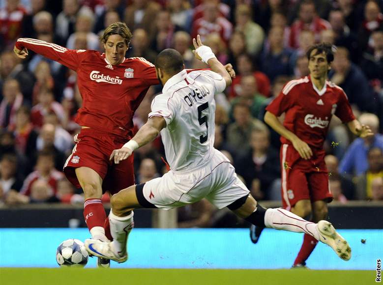 FC Liverpool - Standard Lutych, Torres (vlevo)