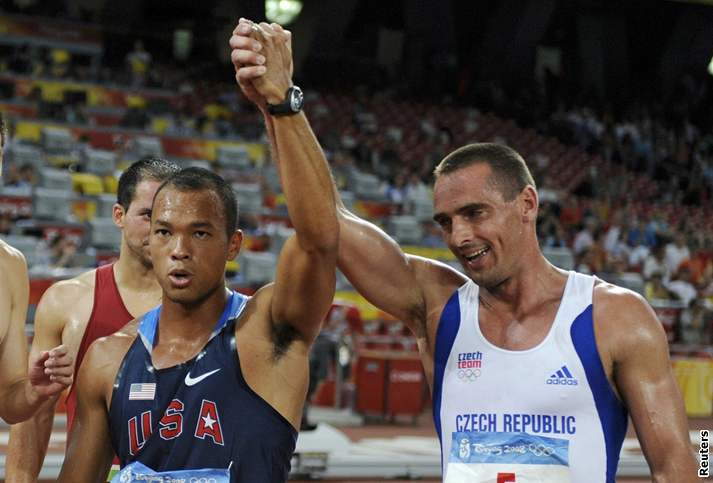 PEDÁVÁNÍ TAFETY. Roman ebrle (vpravo) pedává symbolickou tafetu olympijského ampiona Amerianu Bryanu Clayovi.