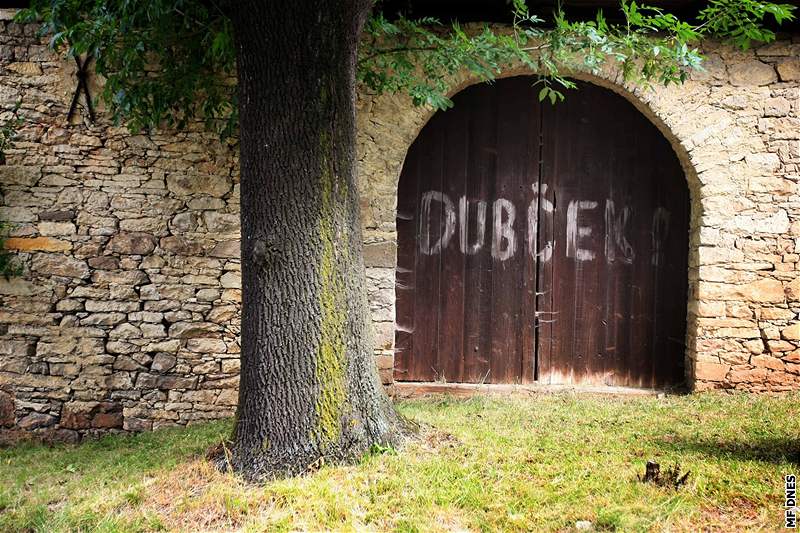 Vrata do statku v Detné na Blanensku pesn tyicet let nesla nápis oslavující Dubeka 