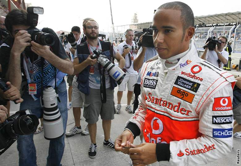 Lewis Hamilton v centru zájmu médií