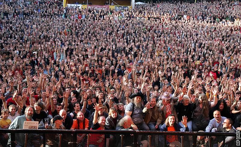 Trutnov 2008 - publikum v ele s Václavem Havlem pi pekonání rekordu v poízení nejvtí skupinové fotografie v esku