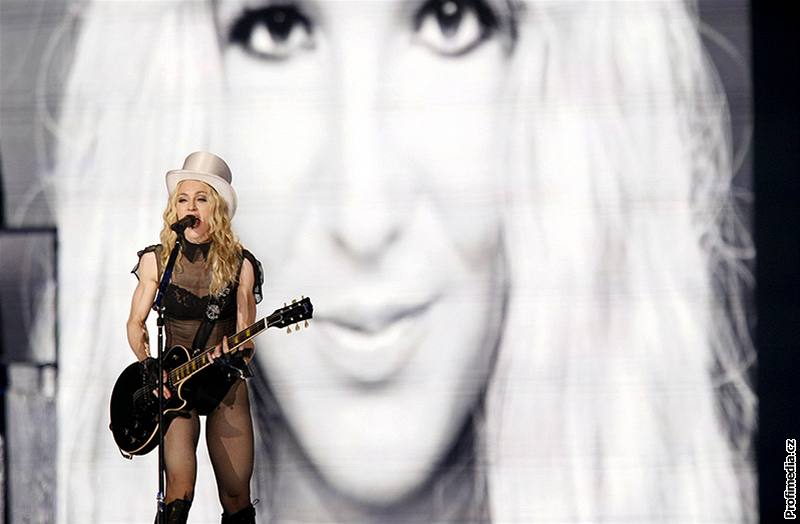 V písni Human Nature se k Madonn na projekní ploe pipojí i zpvaka Britney Spears.