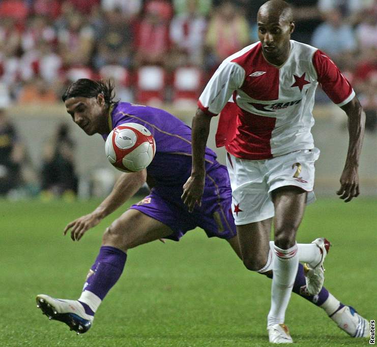 Slavia - Fiorentina: Tavares bojuje s Osvaldem (vlevo)