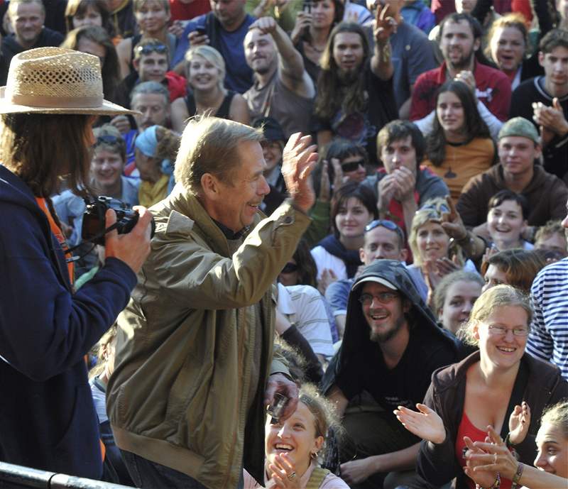Trutnov 2008 - Václav Havel pichází do amfiteátru Na Bojiti