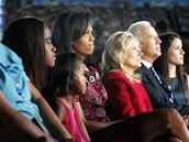 Michelle Obamová s dcerami a Joe Biden s manelkou naslouchají Obamov projevu v Denveru (28. srpna 2008)