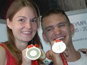 Kateina Emmons a Ondej Synek s medailemi