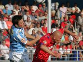 Brno - Mladá Boleslav; Hrdli�ka (vlevo) v souboji s Bestou
