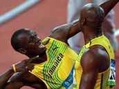Bolt s Powellem oslavují - Jamajtí sprintei Bolt s Powellem oslavují...