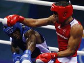 Britský boxer James DeGale (vpravo) poráží Kubánce Correu v kategorii do 75 kg