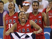 Americké basketbalistky oslavují olympijské zlato.