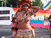 Indiánský kostým k pochodu Gay Pride v íme skuten sednul, Indiáni s homosexualitou ádný velký problém nemli