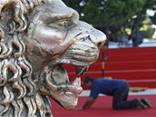 P�ípravy na filmový festival v Benátkách, jeho� symbolem je Zlatý lev