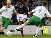 Skotsko - Severní Irsko: McFadden st�ílí mezi McGivernem a Evansem (vpravo)