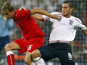 Anglie - esko: Lampard se sna zastavit Kove (vlevo)