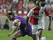 Slavia - Fiorentina: Tavares bojuje s Osvaldem (vlevo)