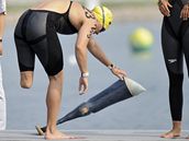 Jihoafrická plavkyně Natalie du Toitová si sundává umělou nohu před startem maratonu na 10 kilometrů.