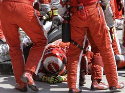 Mechanik na zemi po odjezdu Kimi Raikkonena.