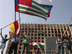 V metropoli Abchzie vyli lid do ulic s osetinskmi, ruskmi a abchzskmi vlajkami