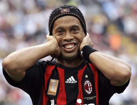 Bude se Ronaldinho zase usmívat? V AC Milán ho eká tká sezona.