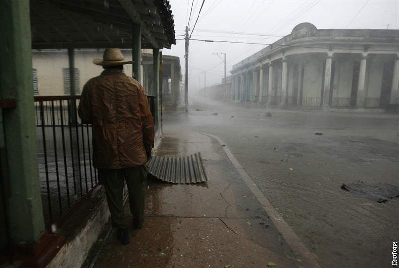 Obyvatelé New Orleans opoutjí kvli hurikánu své domovy.