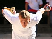 Hrá vítzného polského týmu na brnnském turnaji v pétanque