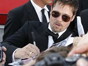 Brad Pitt se podepisuje fanoukm. 