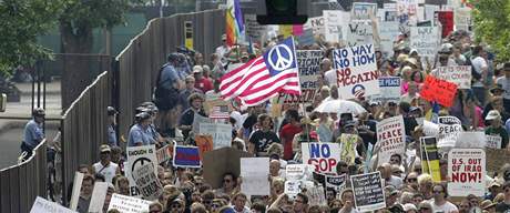 Protivlen protest bhem prvnho dne republiknskho sjezdu v Minnesot (1. z 2008)