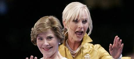Laura Bushov a Cindy McCainov na sjezdu republikn v Minnesot (1. z 2008)