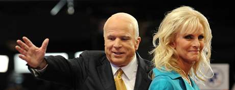 John McCain s manelkou Cindy na sjezdu republikn v Minnesot (4. z 2008)