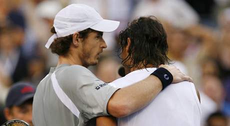 Andy Murray (vlevo) pijímá gratulaci od Rafaela Nadala po semifinále US Open.