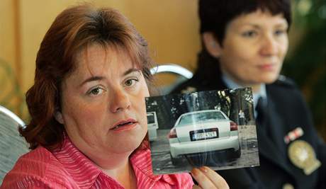 Vyetovatelka Helena Peniková ukazuje snímek audi Postlem zavradného podnikatele (8.9.2008)