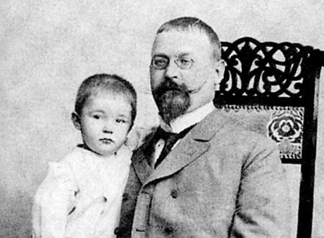 S otcem: Kdo by ekl, e z malho Heinricha vyroste jeden z nejvtch masovch vrah