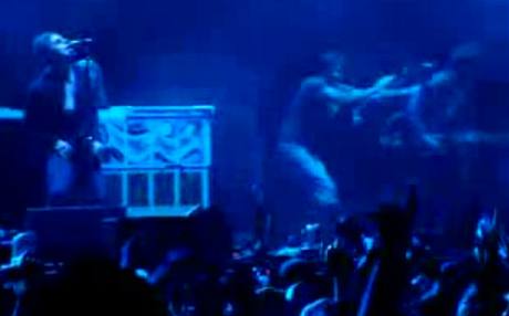 Kytaristu a zpváka britské skupiny Oasis Noela Gallaghera napadl na torontském koncertu neznámý mu