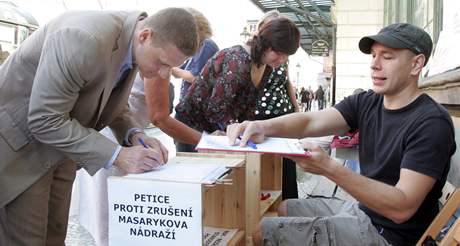 K petici (na snímku podpisový stolek ped Masarykovým nádraím) se pipojily ti tisíce lidí za jediný den.