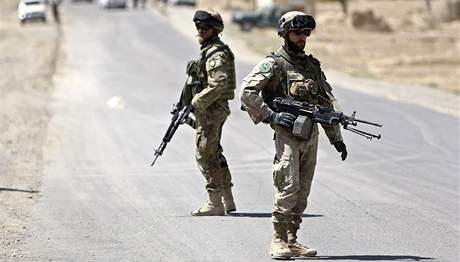 Vojáci NATO pi hlídce na afghánské silnici. Ilustraní foto