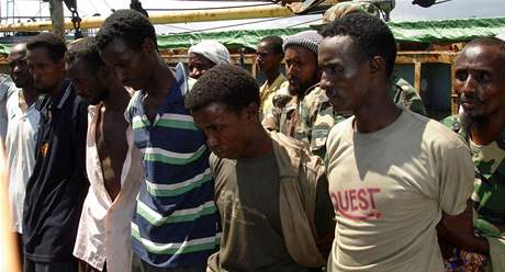 Somáltí piráti zajatí v listopadu 2006 po únosu lod Spojených arabských emirát. Mogadio. Somálsko.