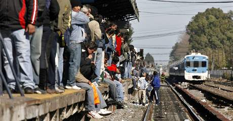 Ve stanici Merlo na pedmstí Buenos Aires rozezlení cestující zapálili jednu vlakovou soupravu; na vedlejí zastávce zaútoili kameny na pokladnu.